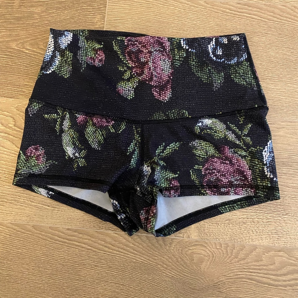 EUC Lululemon Boogie Short Roll Down, Size 8